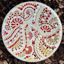 Schaal in rood wit en goud