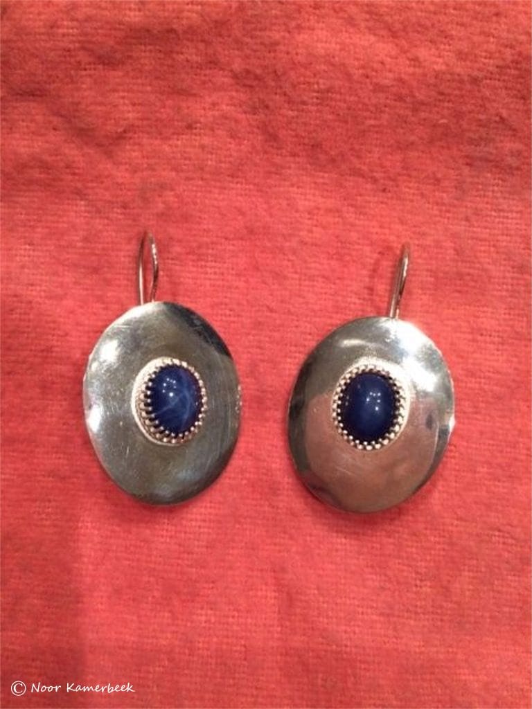 Oorbellen met blauwe steen